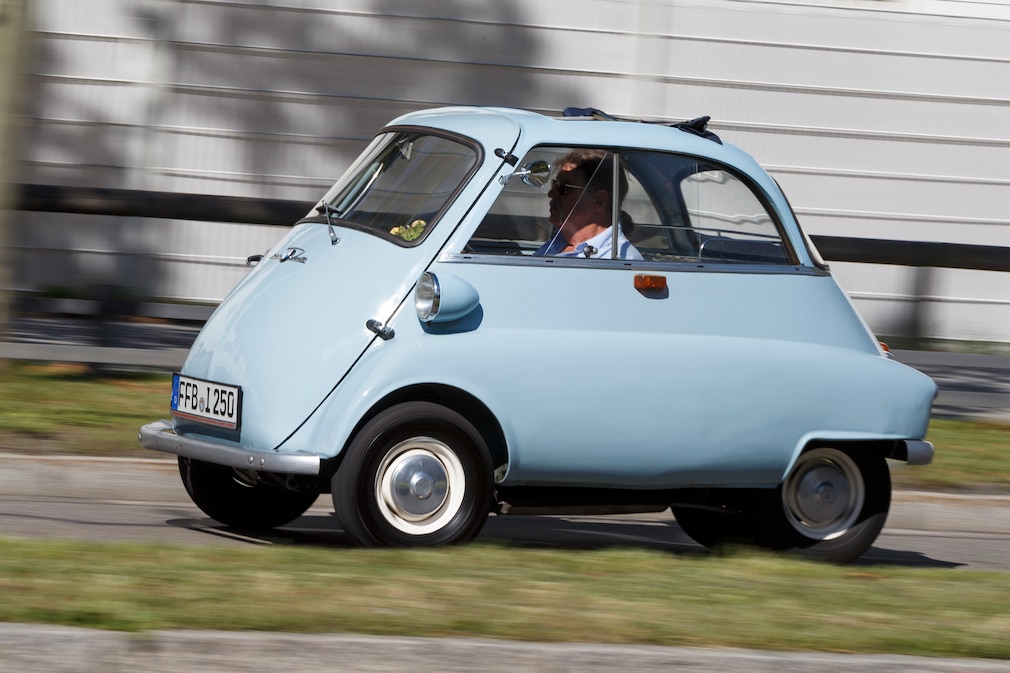 BMW Isetta fahrend von der Seite