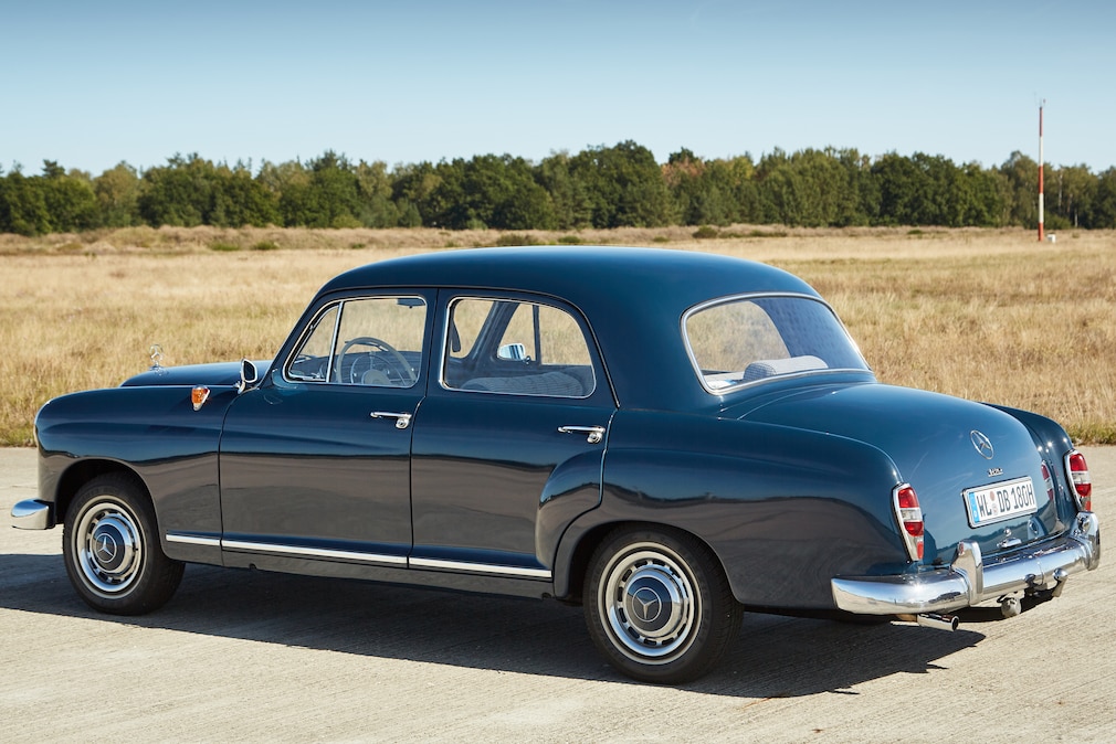 Mercedes 180 Ponton W 120 W120 W 121 W121 stehend von der Seite