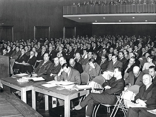 historisches Schwarzweißfoto: BMW-Hauptversammlung 1959