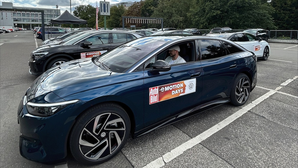 AUTO BILD Redakteur Etienne im VW ID.7 auf dem Parkplatz