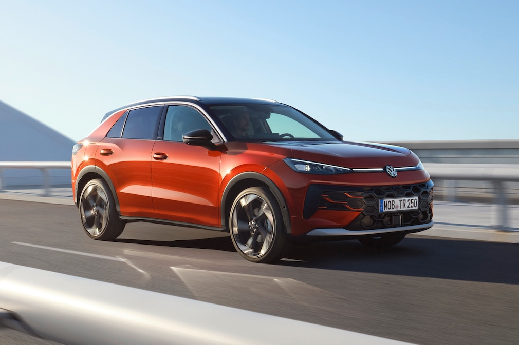 Neuer VW T-Roc fahrend