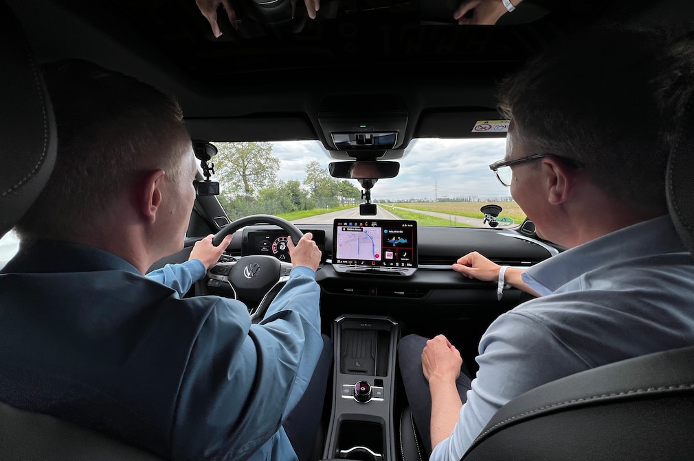 VW-Enticklungschef Kai Grünitz und AUTO BILD-Chefredakteur Robin Hornig im neuen VW T-Roc