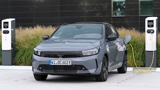 Opel Corsa Electric an der Ladesäule