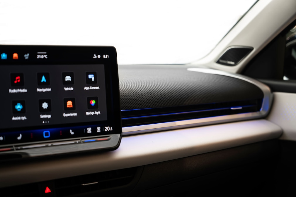 Das Armaturenbrett des VW T-Roc ist mit Stoff bespannt.