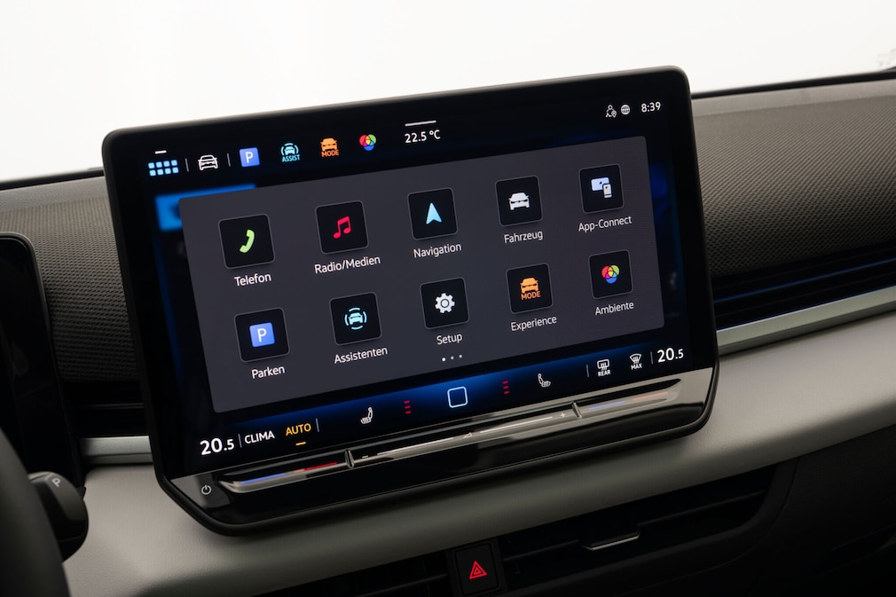 Der Infotainmentbildschirm auf dem Armaturenbrett des VW T-Roc.