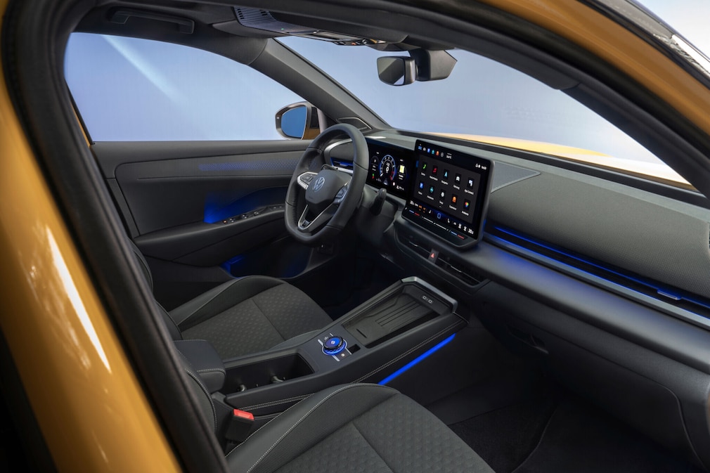 Der Innenraum des VW T-Roc fotografiert durch die Beifahrertür.