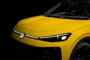 VW T-Roc Detailaufnahme der Front mit Grill, Scheinwerfern und beleuchteten Logos