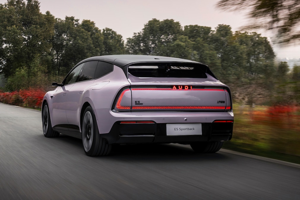 AUDI E5 Sportback fahrend auf einer Landstraße