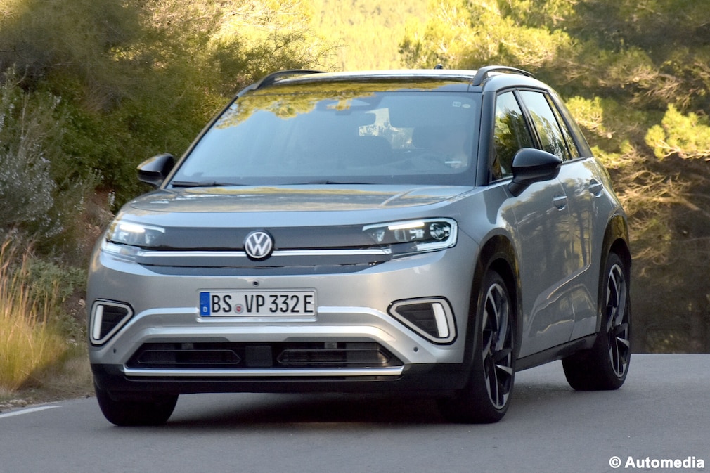 Kaum getarnter VW ID. Cross Prototyp fährt auf einer Landstraße.