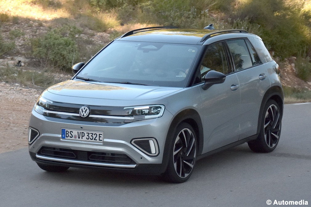 Kaum getarnter VW ID. Cross Prototyp fährt auf einer Landstraße.