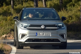 Kaum getarnter VW ID. Cross Prototyp frontal auf einer Landstraße.