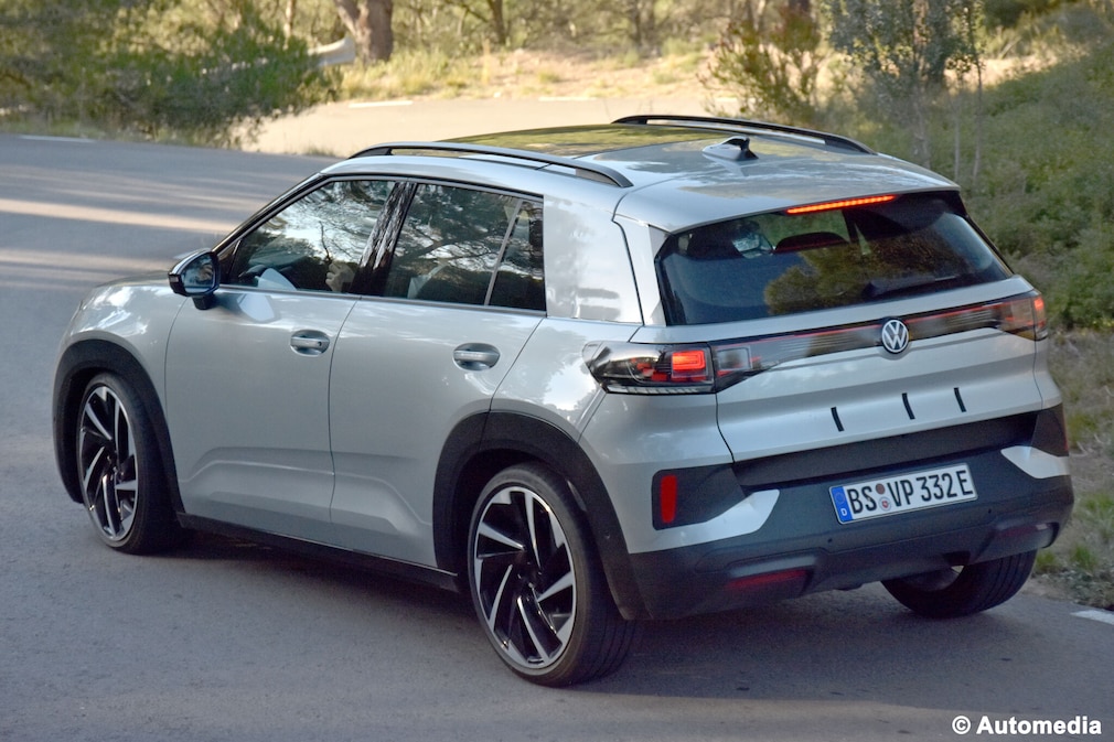 Kaum getarnter VW ID. Cross Prototyp schräg von hinten auf einer Landstraße.