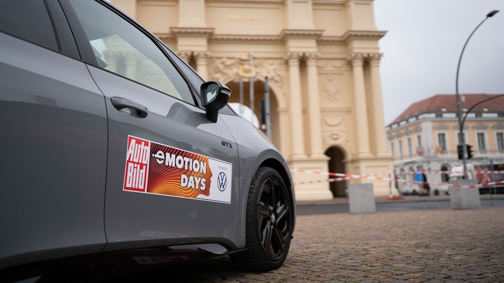 Der VW ID.3 vor dem Brandenburger Tor am Luisenplatz