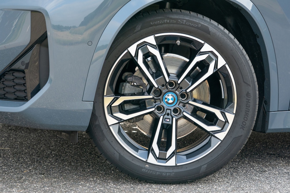 BMW iX1 xDrive30