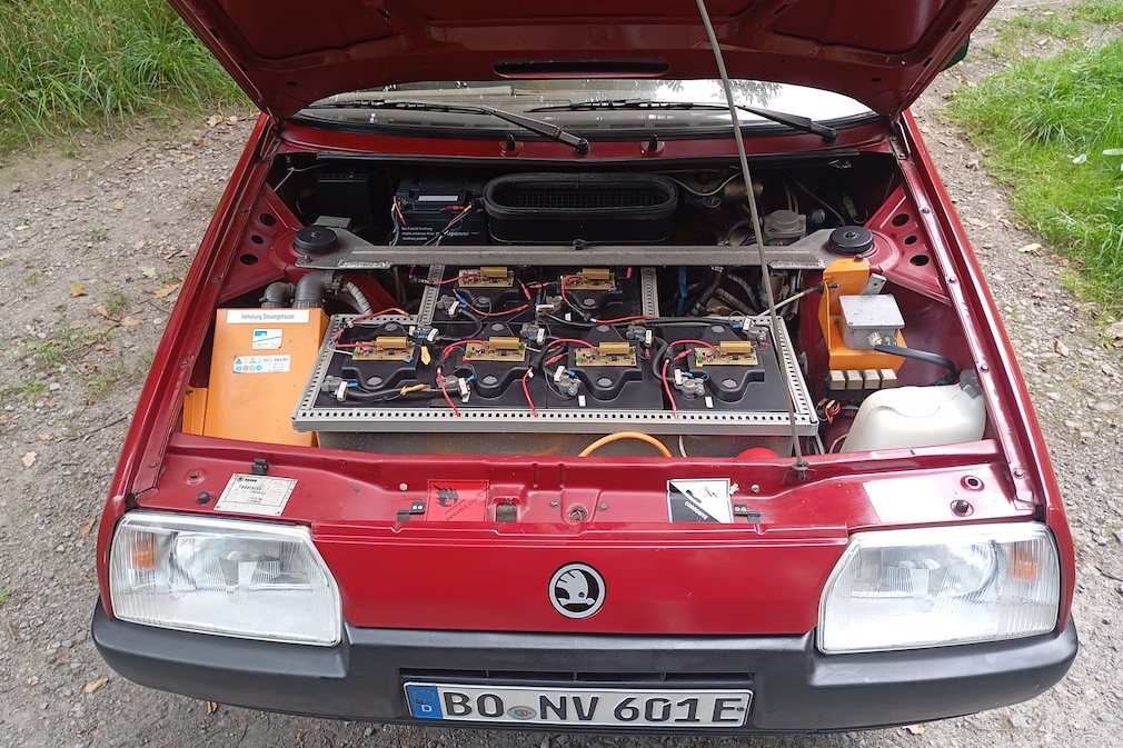 Batterien / Akkus unter der Motorhaube des Skoda Eltra