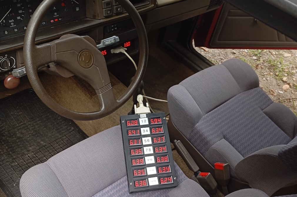 Cockpit des Skoda Eltra mit großem Zusatzdisplay, das 14 digitale Anzeigen hat