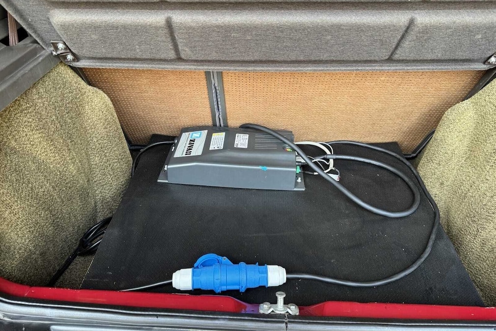 Ladekabel und Gerät im Kofferraum des Skoda Eltra