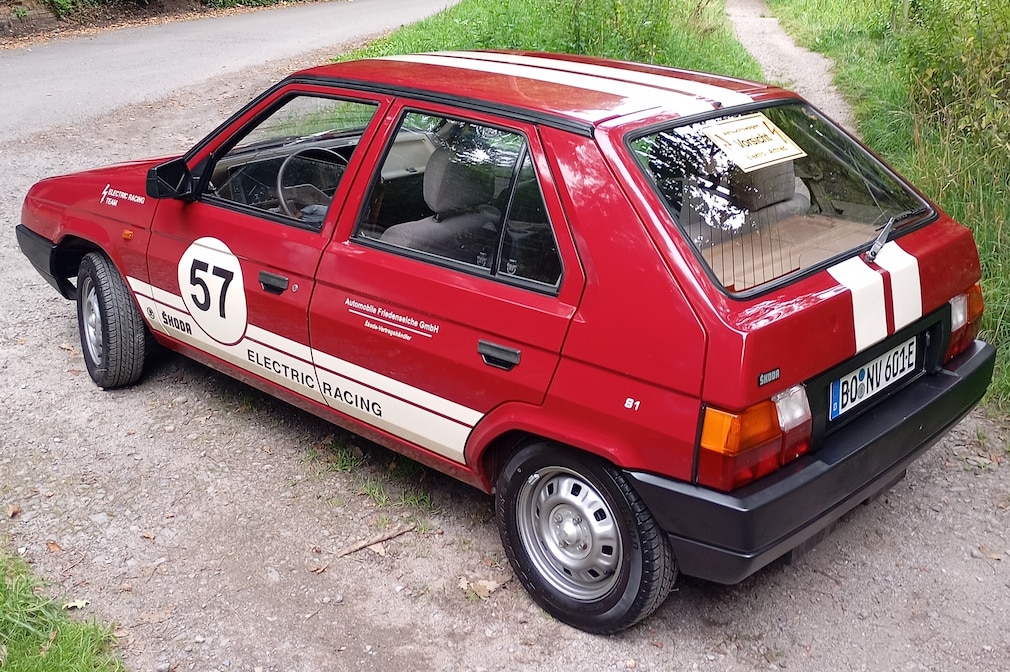 Skoda Eltra auf Basis des Skoda Favorit stehend von schräg hinten