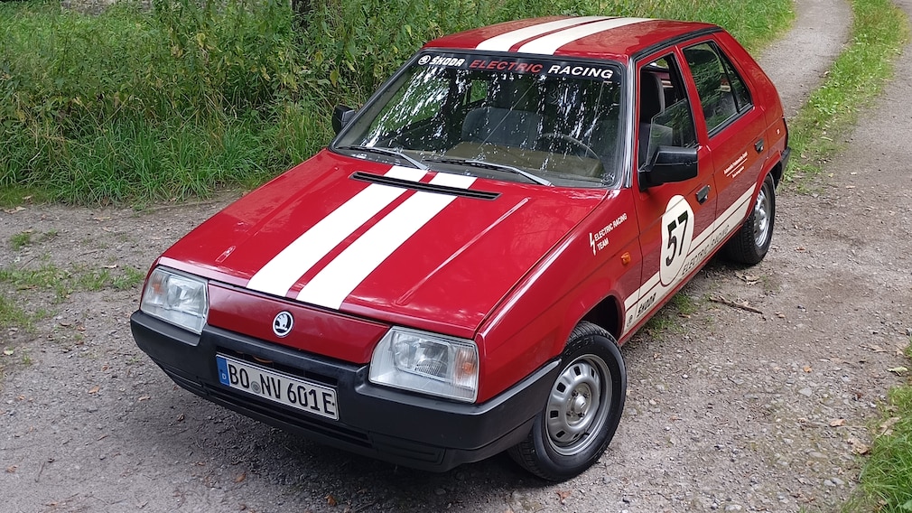 Skoda Eltra auf Basis des Skoda Favorit stehend von schräg oben