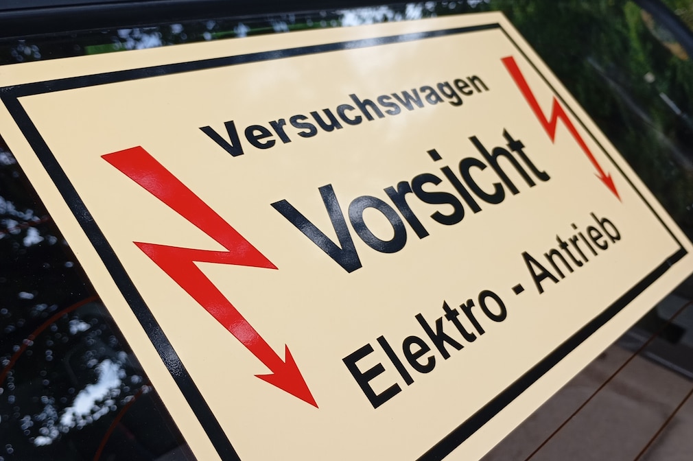 Warnschild: "Versuchswagen – Vorsicht – Elektro-Antrieb" auf der Heckscheibe des Skoda Eltra