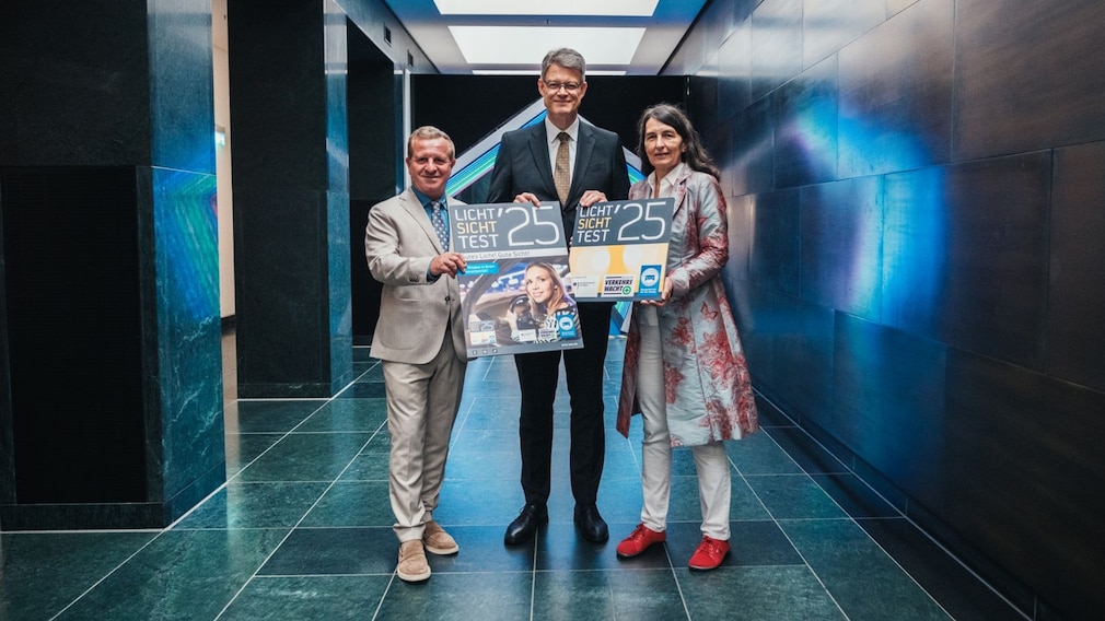 Vorstellung der diesjährigen Plakette mit ZDK-Präsident Thomas Peckruhn, Bundesverkehrsminister Patrick Schnieder und DVW-Präsidentin Kirsten Lühmann (v. l.)
