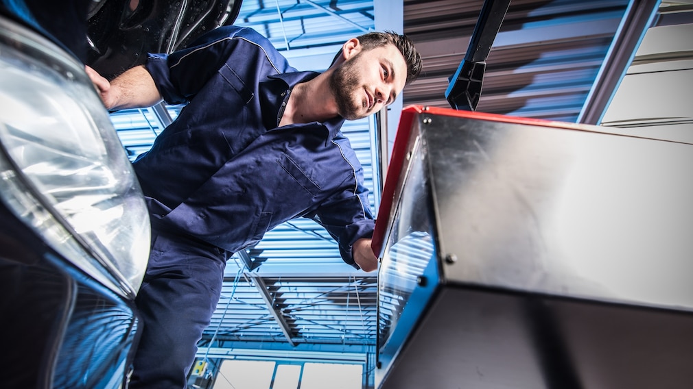Werkstatt-Profi bei der Arbeit