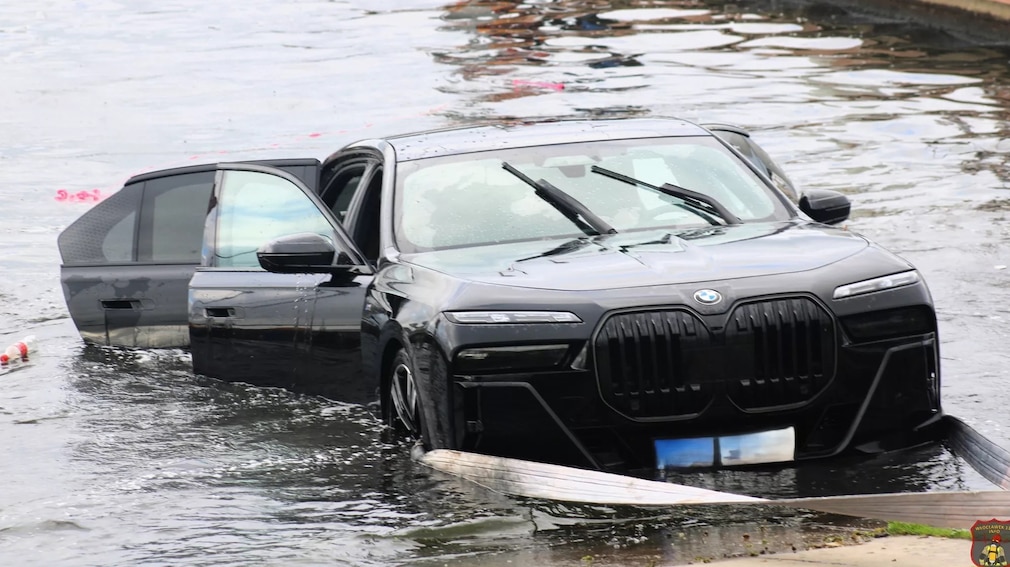 BMW 7er im Fluss versenkt