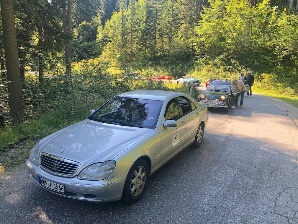 Mercedes S-Klasse S 320 (W 220) im Wald vor Triumph TR3