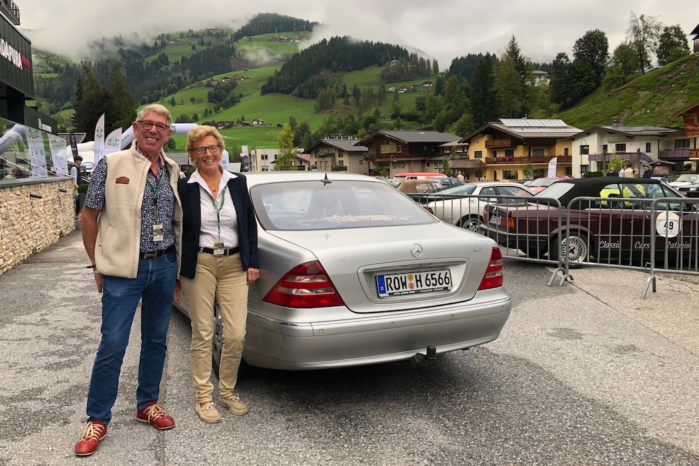 Michael und Karla Hannig an ihrem Mercedes S-Klasse S 320 (W 220) bei der Salzburger-Land-Klassik 2025