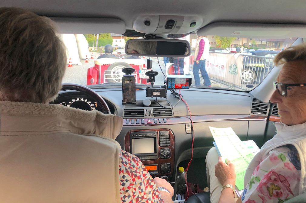 Michael und Karla Hannig in ihrem Mercedes S-Klasse S 320 (W 220) bei der Salzburger-Land-Klassik 2025