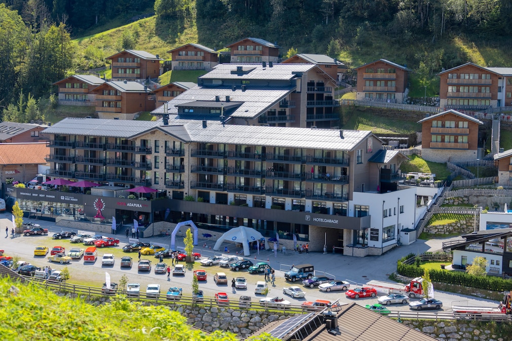 Parkplatz voller Oldtimer und Youngtimer vorm Rallye-Hotel