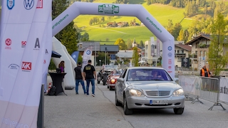 Silberne Mercedes S-Klasse S 320 (W 220) beim Start der Salzburger-Land-Klassik 2025