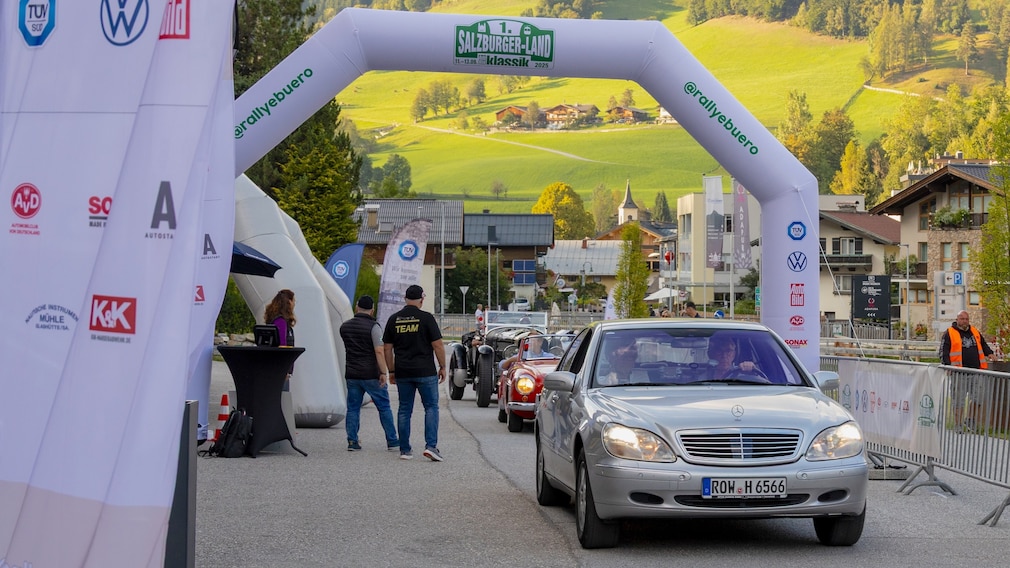 Silberne Mercedes S-Klasse S 320 (W 220) beim Start der Salzburger-Land-Klassik 2025