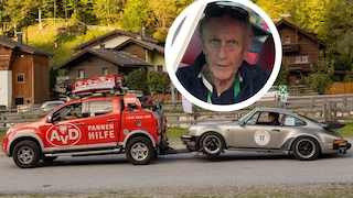 AvD-Abschleppwagen schleppt Porsche 911 Turbo ab, dazu das Gesicht von Hans-Joachim Stuck