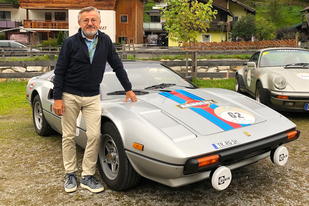 Ferrari 308 GTSi stehend schräg von vorn mit Besitzer Norbert Arnoldy