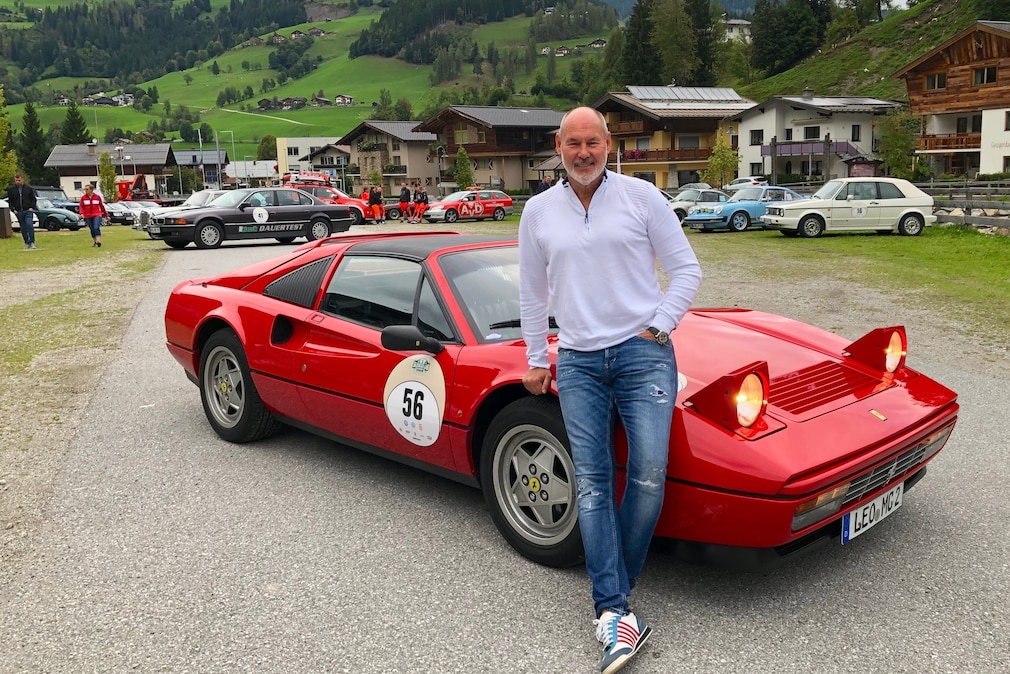 Ferrari 328 GTS stehend von schräg vorn, Besitzer Martin Cohn lehnt vorn am Auto