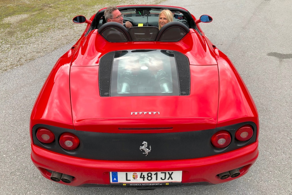 Ferrari 360 Spider stehend von hinten oben mit offenem Verdeck und Besitzern im Cockpit