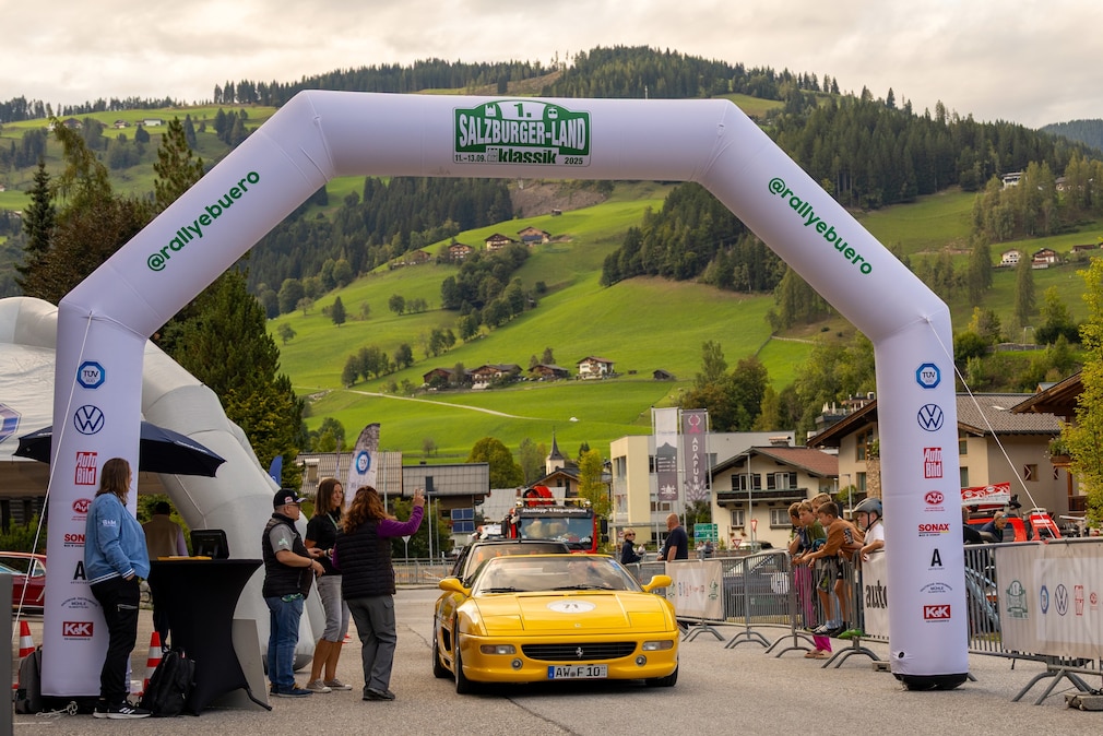 Ferrari F355 F1 Spider am Zielbogen der Salzburger-Land-Klassik 2025