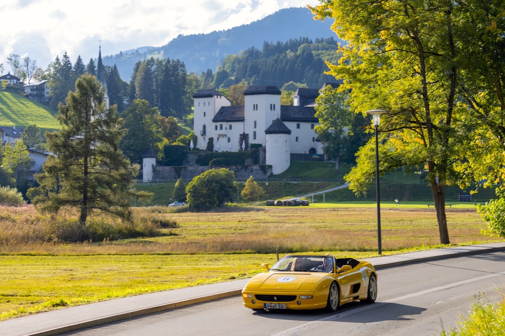 Ferrari F355 F1 Spider fahrend schräg von vorn