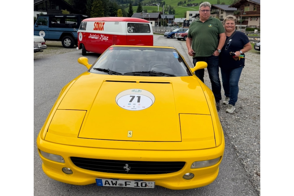 Jörg Schröpfer und Heike Schröpfer an einem gelben Ferrari F355 F1 Spider