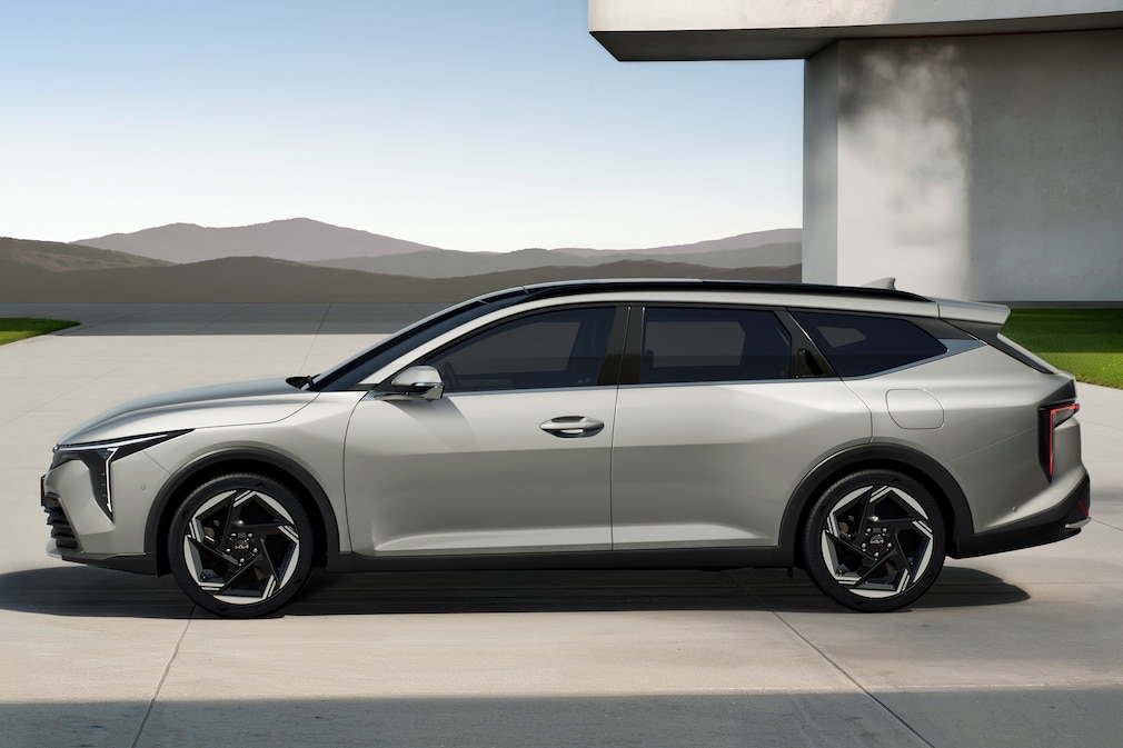 Kia K4 Sportswagon im Profil.