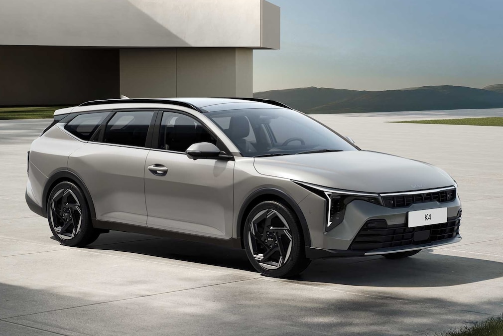 Kia K4 Sportswagon vor einem modernen Haus.