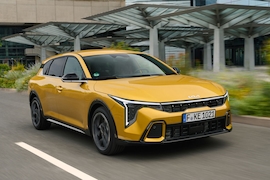 Kia K4 fahrend in der Stadt.