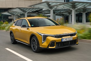 Kia K4 fahrend in der Stadt.