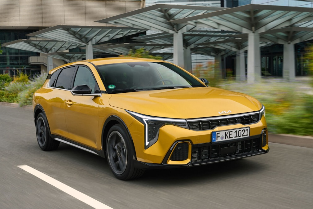 Kia K4 fahrend in der Stadt.