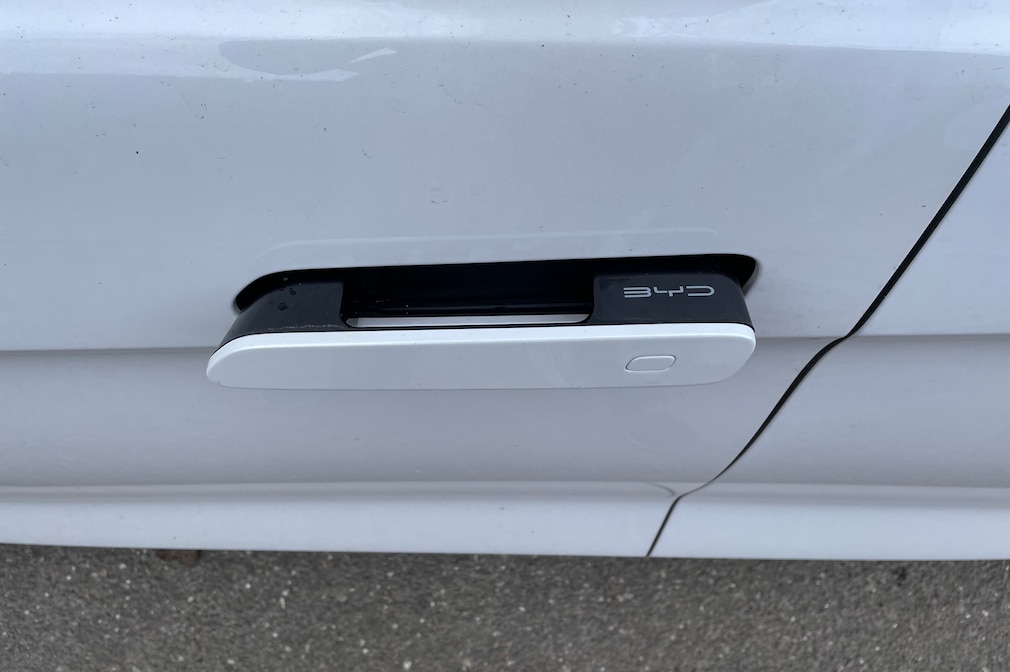 Der BYD Seal fährt die Türgriffe aus, wenn man die Fernbedienung betätigt oder mit dem Schlüssel in der Tasche den kleinen, eingelassenen Sensor berührt. Sonst nicht.