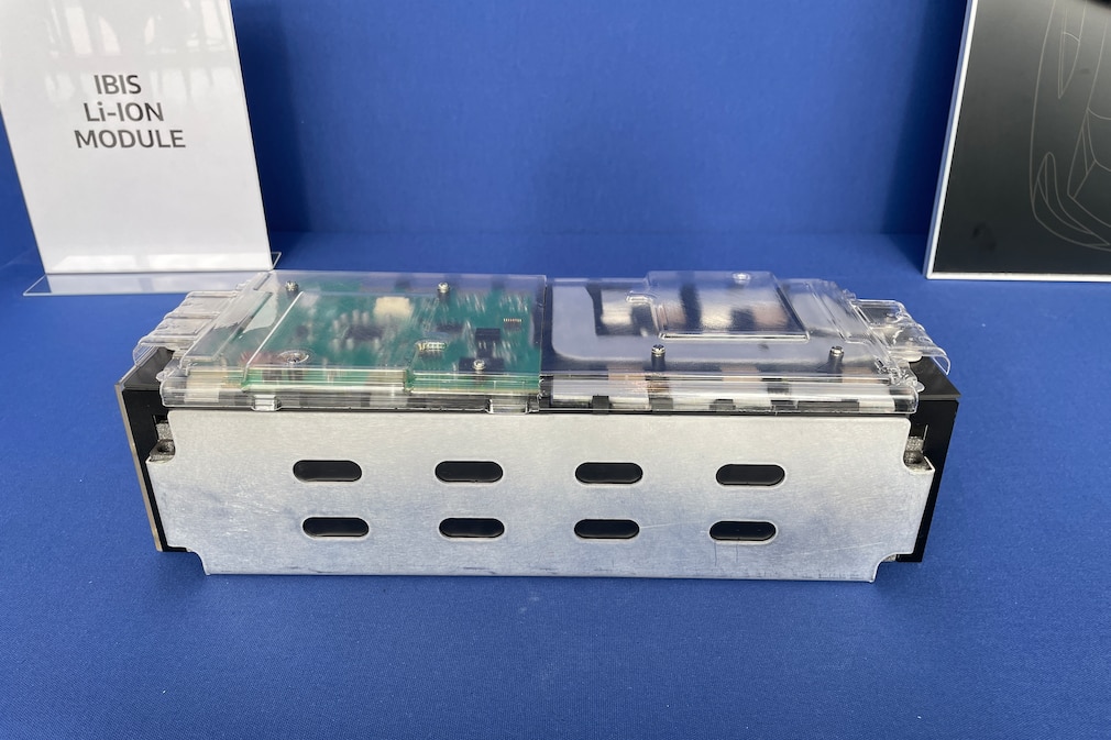 Peugeot E-3008 mit IBIS-Akku