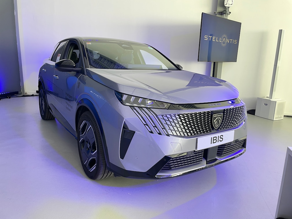 Peugeot e-3008 mit IBIS-Akku wird im Straßenversuch getestet.