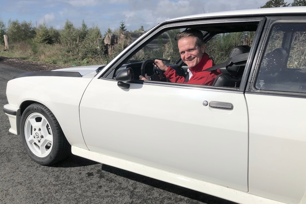 AUTO BILD-Chefreporter Frank B. Meyer am Steuer des Opel Ascona 400 Basis