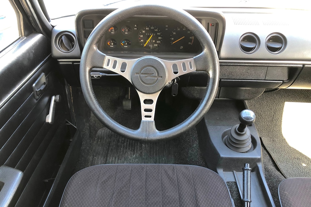 Cockpit des Opel Ascona 400 Basis